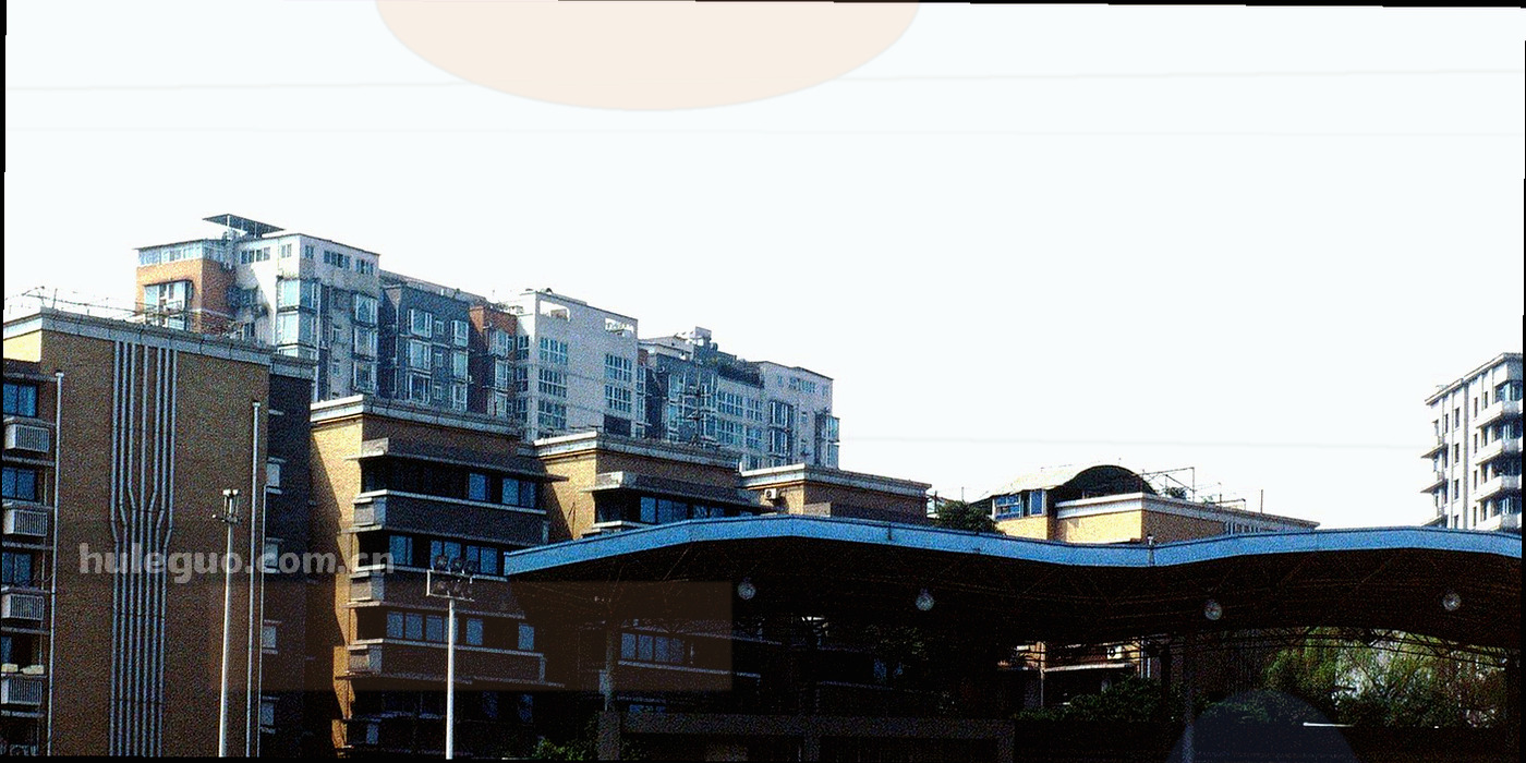 成排机位屏幕发出青橙光，通道纵深压暗，无人物特写