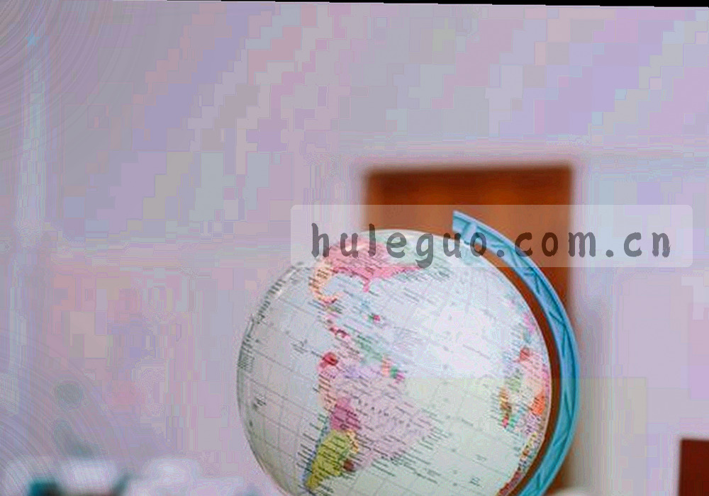 暗色竞技屏幕与计时元素构图，冷青与橙金互补
